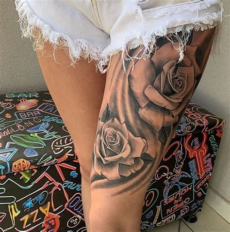 tatuagem feminina de flor na coxa|Tatuagens de flores na coxa